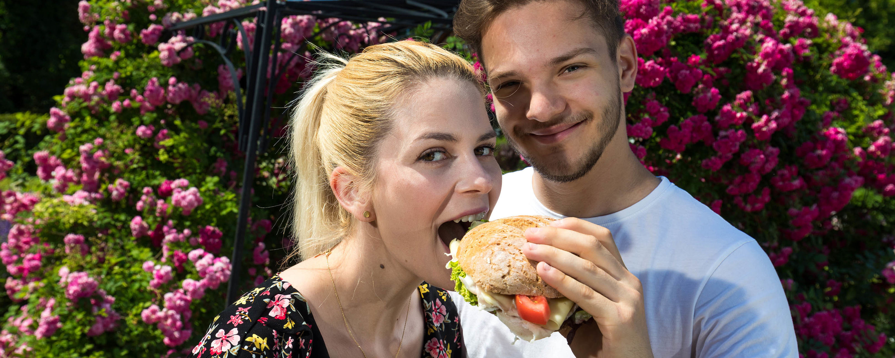 sebastian Reloaded Gastronomie Bild zeigt zwei junge Menschen beim Essen.